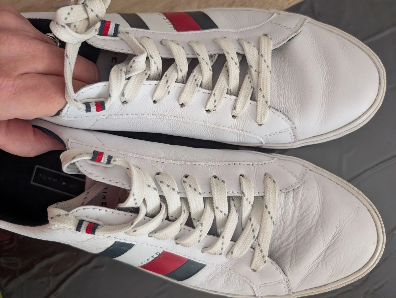 Very beautiful Tommy Hilfiger Flag Detail Leather Sneaker White Size 43 – photo 8